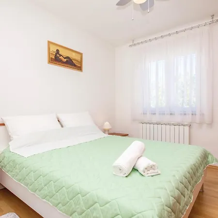 Amazing Apartment In Smrika With Wifi *