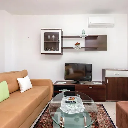 Amazing Apartment In Smrika With Wifi * Smrika