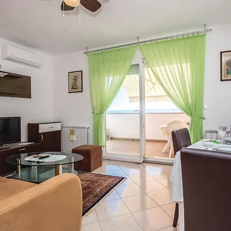 Amazing Apartment In Smrika With Wifi *