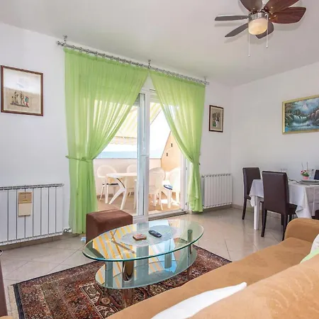 Amazing Apartment In Smrika With Wifi *