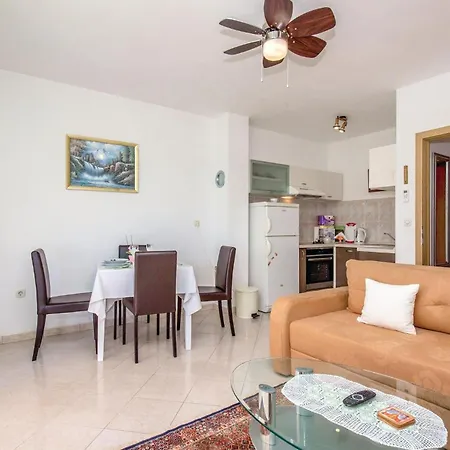 1 Bedroom Lovely In Apartament Smrika